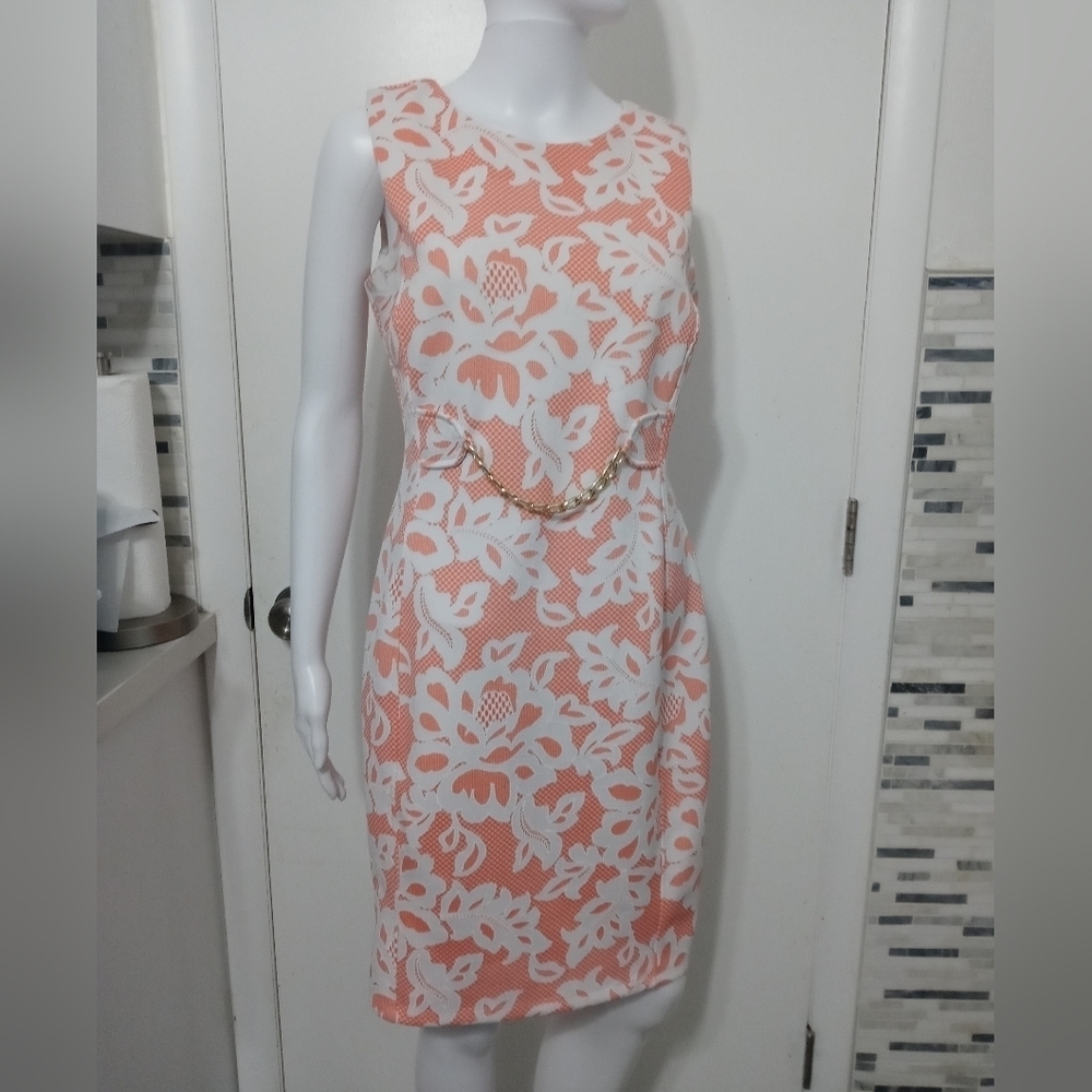 ENFOCUS STUDIO SLEEVELESS PEACH WHITE FLORAL SHEATH DRESS W GOLD CHAIN ACCENT 4